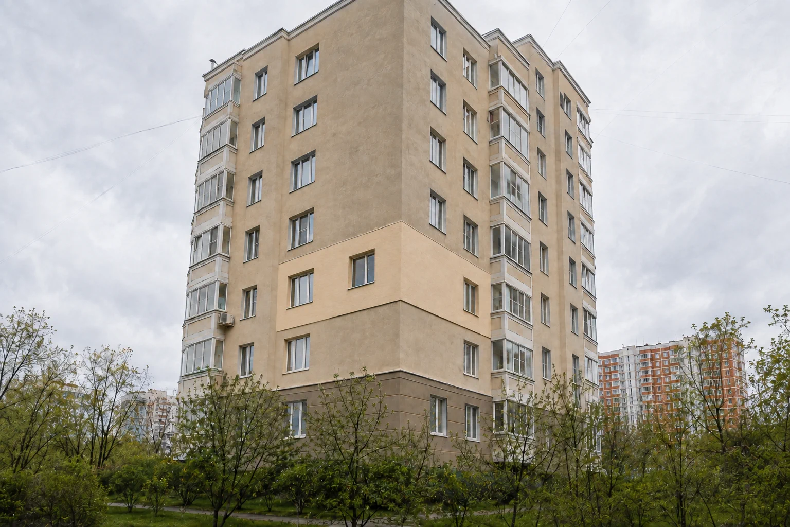 Монолитный многоквартирный дом с утеплённой стеной трёхкомнатной квартиры